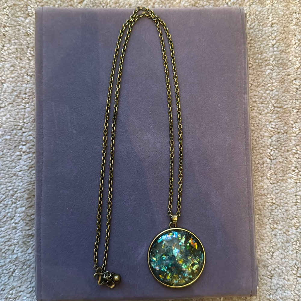 Jewelmint long pendant necklace. Old world feel.